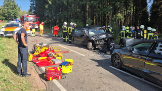 Rettungseinsatz: Autos und Helfer nach schwerem Unfall im Kreis Trier-Saarburg