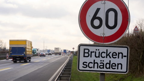 Ein Schild mit dem Wort "Brückenschäden": Tausende Brücken in Rheinland-Pfalz sind baufällig. Wie viele wurden schon erneuert und wie sicher sind sie noch?