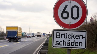 Ein Schild mit dem Wort "Brückenschäden": Tausende Brücken in Rheinland-Pfalz sind baufällig. Wie viele wurden schon erneuert und wie sicher sind sie noch?