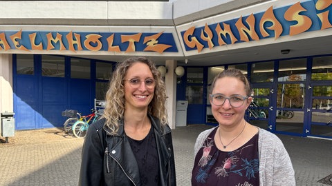 Esther Quarz und Elisabeth Damm stehen vor ihrer Schule in Zweibrücken