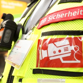 Ein Bahnmitarbeiter trägt die Bodycam bei der Arbeit, schaltet sie aber nur in heiklen Situation ein.
