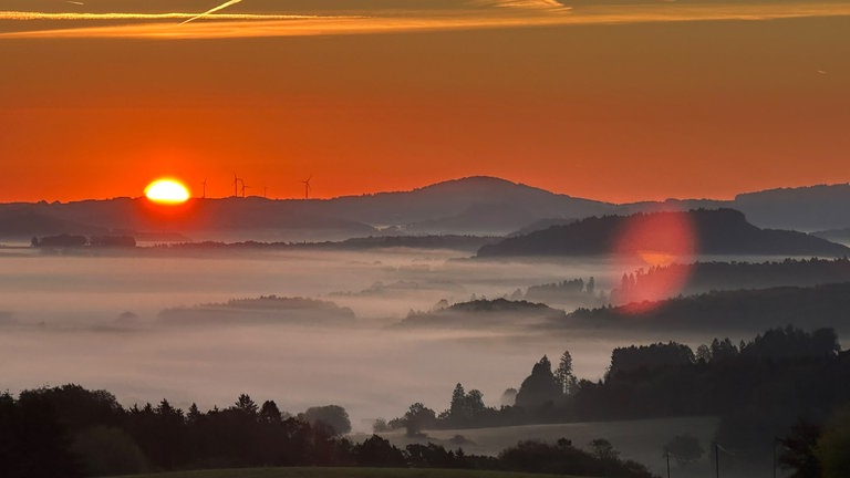 612 Meter hoch liegt der Aussichtspunkt "Auf Heilert" bei Duppach in der Vulkaneifel - Anneliese Handwerk hat uns dieses wunderschöne Sonnenaufgangsfoto von dort geschickt.