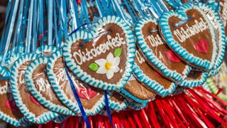 Lebkuchenherzen mit der Aufschrift "Oktoberfest". (Symbol) In Mainz fällt das Oktoberfest in diesem Jahr aus. Die Stadt genehmigte es nicht, unter anderm weil Unterlagen zum Brandschutz fehlten. 