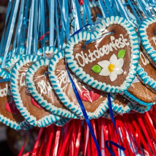 Lebkuchenherzen mit der Aufschrift "Oktoberfest". (Symbol) In Mainz fällt das Oktoberfest in diesem Jahr aus. Die Stadt genehmigte es nicht, unter anderm weil Unterlagen zum Brandschutz fehlten. 