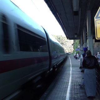 ICE fährt durch den Bahnhof