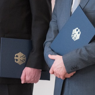 Minister mit der Ernennungsurkunde (Archivbild)