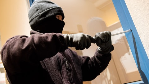 Die Polizei fahndet nach Einbrechern, die in Höheischweiler in der Südwestpfalz ein Ehepaar bedroht haben.