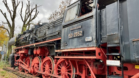 Seit 2003 steht die Dampflok am ehemaligen Bundesbahn-Ausbesserungswerk in der Pariser Straße in Kaiserslautern.