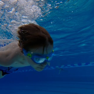 Zu viele Nichtschwimmer im Land, findet die Pestalozzischule in Eisenberg. Sie bringt Kids im Crash-Kurs kostenlos das Schwimmen bei. 