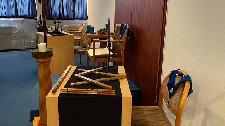 Die Freimaurerloge in Pirmasens öffnet sich.