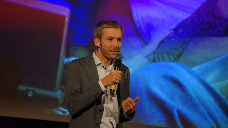 Für Clemens Bratzler, SWR Direktor Information, reiht sich "Ein Mann seiner Klasse" ein in eine Tradition von Themen aus der Region, die zu Filmen verarbeitet wurden.