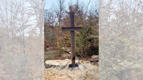 Ein Stahlkreuz steht jetzt da, wo im Pfälzerwald bisher eine Betzi-Figur aus Holz war.