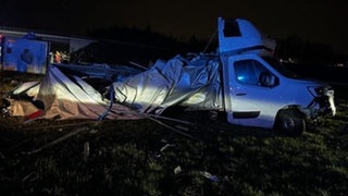Die Autobahn bei Kaiserslautern musste nach dem Unfall bis Sonntagmorgen gesperrt werden.