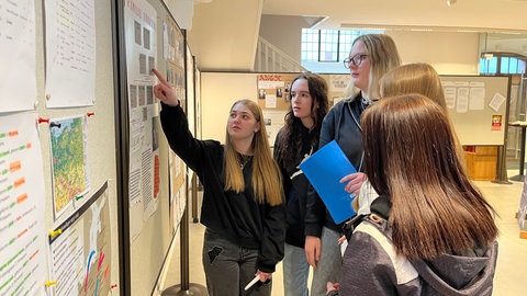 Die Schülerinnen und Schüler 10a der Käthe-Dassler-Realschule-plus Pirmasens haben in den vergangenen Monaten die Schicksale jüdischer Holocaust-Opfer aus Pirmasens recherchiert. Ihre Ergebnisse stellen sie im Januar in der Lutherkirche aus – anlässlich des Gedenktags "80 Jahre Befreiung des KZ Ausschwitz".