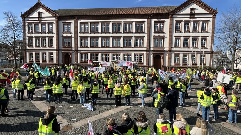 Equal Pay Day: In Pirmasens demonstrieren Beschäftigte des öffentlichen Dienstes für mehr Lohn.