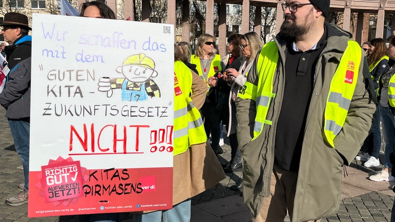 Equal Pay Day: In Pirmasens demonstrieren Beschäftigte des öffentlichen Dienstes für mehr Lohn.
