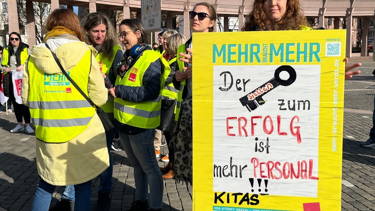 Equal Pay Day: In Pirmasens demonstrieren Beschäftigte des öffentlichen Dienstes für mehr Lohn.