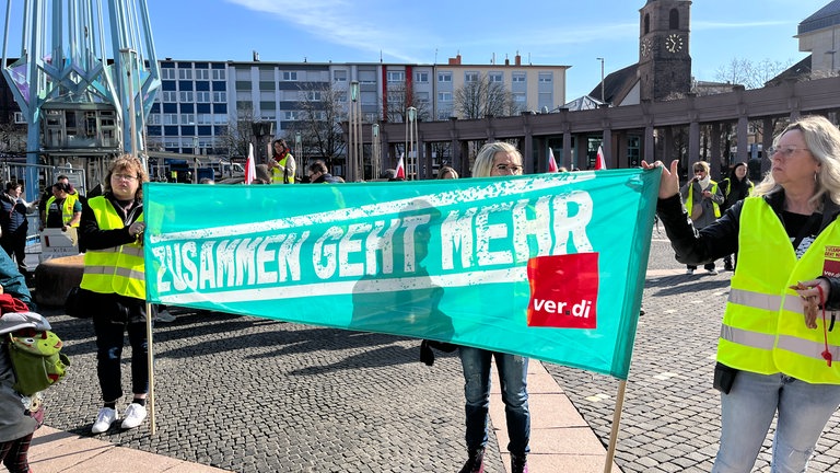 Equal Pay Day: In Pirmasens demonstrieren Beschäftigte des öffentlichen Dienstes für mehr Lohn.