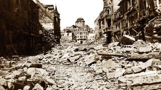 Zweibrücken – eine zerstörte Innenstadt. Im Bild die Lammstraße mit der Ludwigschule.