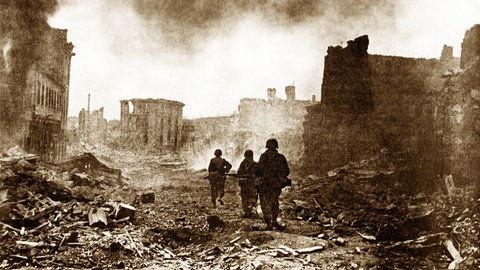 Bereits einen Tag nach der Bombardierung von Zweibrücken marschieren die Amerikaner ein. Das Foto zeigt die Maxstraße.