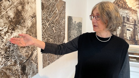 Unzählige Krater sind auf dem Luftbild von Zweibrücken kurz nach dem Bombenangriff 1945 zu sehen, erklärt Charlotte Glück, die Leiterin des Stadtmuseums und -Archivs.