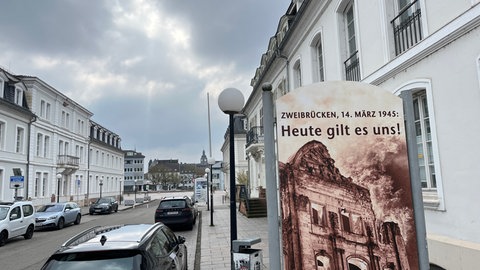 Die Ausstellung "Zweibrücken, 14. März 1945: 'Heute gilt es uns!'" im Stadtmuseum beleuchtet neben der Zerstörung der Stadt auch die Hintergründe, welche Verbrechen die Nationalsozialisten begangen haben und wie der Krieg so nach Zweibrücken zurückkehren konnte.