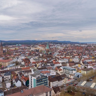 Kaiserslautern von oben – die Stadt, die seit der Bundestagswahl 2025 aufgrund des AfD-Ergebnisses in ganz Deutschland für Schlagzeilen sorgt.