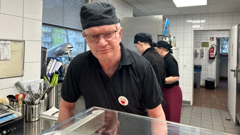 Werkstattbeschäftigter Peter Poltz in der Kantine im SWR Studio Kaiserslautern.