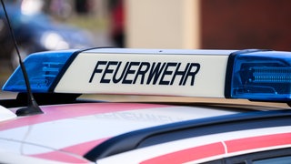 Feuerwehrauto mit Blaulicht auf dem Dach - Frau stirbt bei Brand im Kreis Kaiserslautern