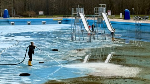 Im Freibad Waschmühle in Kaiserslautern werden die Becken gereinigt. 
