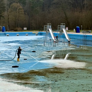 Im Freibad Waschmühle in Kaiserslautern werden die Becken gereinigt. 
