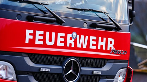 Bei einem Brand in Eisenberg im Donnersbergkreis ist ein Mensch ums Leben gekommen.