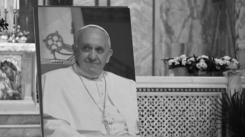 Das Bild des verstorbenen Papstes Franziskus in einer Kirche in Rom.