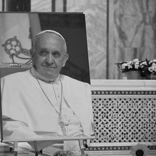 Das Bild des verstorbenen Papstes Franziskus in einer Kirche in Rom.