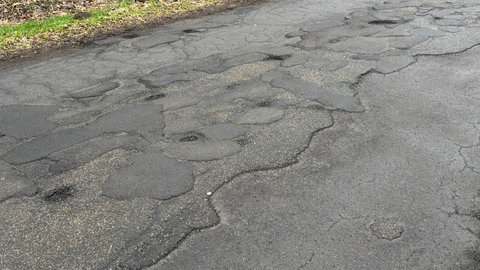 Straßenschäden auf der alten B10 bei Zweibrücken