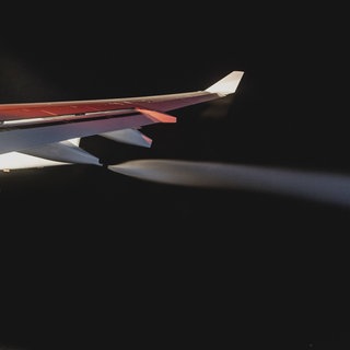 Ein Flugzeug lässt Kerosin ab. (Symbolbild)