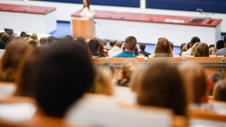 Studierende sitzen in einem Hörsaal (Symboldbild)