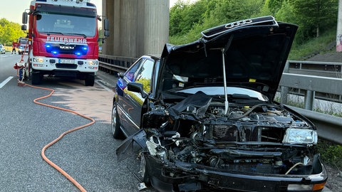 Bei einem Unfall auf der A63 im Donnersbergkreis wurden drei Menschen verletzt. Die Autos wurden dabei strak beschädigt. 