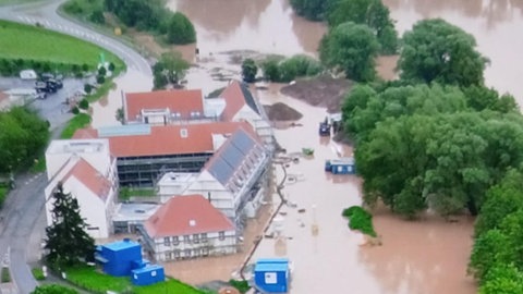 Das Hochwasser vor einem Jahr überschwemmte Straßen und Häuser rund um die Parkklinik in Hornbach.