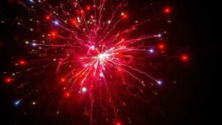 Um das 125-jährige Bestehen ihres Vereins zu feiern, zündeten einige FCK-Fans um Punkt Mitternacht am 2. Juni in Kaiserslautern ein Feuerwerk.