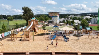 Luftbild eines Spielplatzes - Der Unisport der Rheinland-Pfälzischen Technischen Universität Kaiserslautern-Landau (RPTU) hat auf dem Campus einen Abenteuerspielplatz eröffnet. Das Kitz-Land können Kinder mit einer Unisport-Karte besuchen.