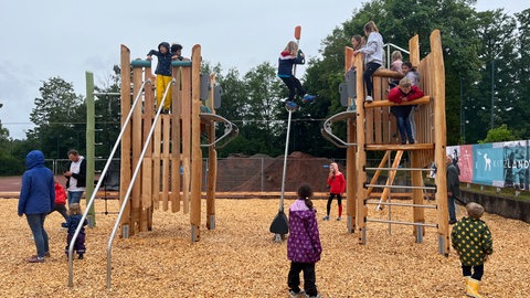 Kinder klettern auf einem Klettergerüst - Der Unisport der Rheinland-Pfälzischen Technischen Universität Kaiserslautern-Landau (RPTU) hat auf dem Campus einen Abenteuerspielplatz eröffnet. Das Kitz-Land können Kinder mit einer Unisport-Karte besuchen.