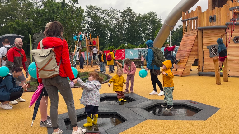 Kinder hüpfen auf Trampolinen auf einem Spielplatz: Der Unisport der Rheinland-Pfälzischen Technischen Universität Kaiserslautern-Landau (RPTU) hat auf dem Campus einen Abenteuerspielplatz eröffnet. Das Kitz-Land können Kinder mit einer Unisport-Karte besuchen.