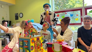 Die Clowndoktoren sorgen für gute Laune bei den Kindern am Westpfalz-Klinikum in Kaiserslautern.