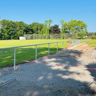 Nach Abschluss der Untersuchungen ist das Loch auf dem Sportplatz in Steinwenden verschlossen.