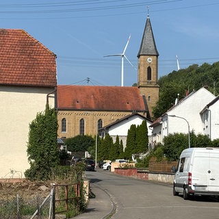 Straße in Unkenbach mit Kirche im Hintergrund - 19-Jähriger soll hier eine Frau getötet haben