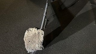 ...und das ist der Betonpfeiler, den der Autofahrer aus der Verankerung riss ....