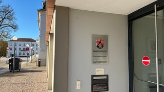 Am Landgericht in Zweibrücken ist die elektronische Akte mittlerweile Standard und sorgt für einen reibungsloseren Ablauf beim Bearbeiten der Akten, betont Maria Stutz.