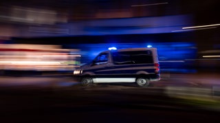 Die Polizei musste bei einem Familienstreit mit einer 14-Jhrigen in Enkenbach-Alsenborn eingreifen (Ein Polizeiwagen fährt durch die Nacht).
