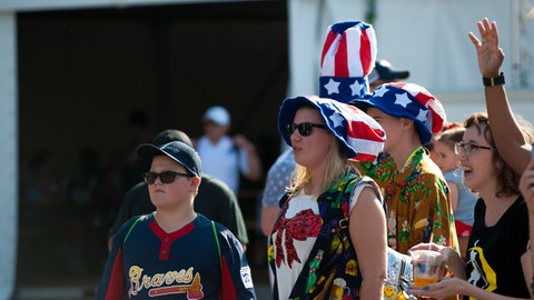 So feiern die Amerikaner Independence Day auf der Air Base Ramstein (Mitglieder der Kaiserslautern Military Community hören sich während des Freedom Fests auf dem Parkplatz des Enlisted Club auf der Ramstein Air Base, Deutschland, am 4. Juli 2017 eine Band an)
